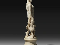 An ivory sculpture of venus carrying a jug, accompanied by cupid, french, 19thc, h 22 cm (+) - afbeelding 6 van  10