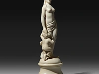 An ivory sculpture of venus carrying a jug, accompanied by cupid, french, 19thc, h 22 cm (+) - afbeelding 7 van  10
