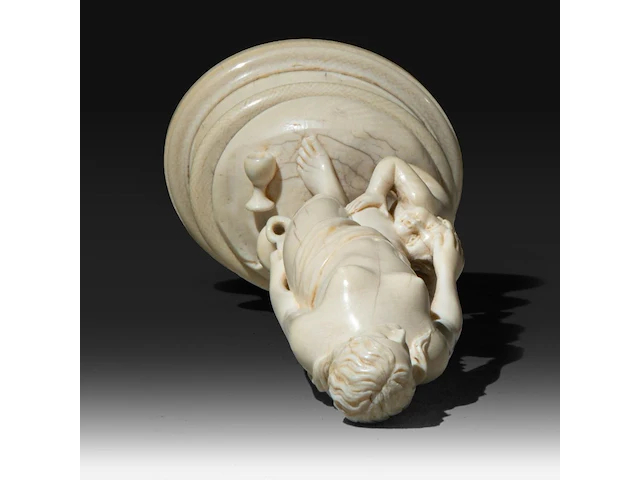 An ivory sculpture of venus carrying a jug, accompanied by cupid, french, 19thc, h 22 cm (+) - afbeelding 8 van  10