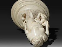 An ivory sculpture of venus carrying a jug, accompanied by cupid, french, 19thc, h 22 cm (+) - afbeelding 8 van  10
