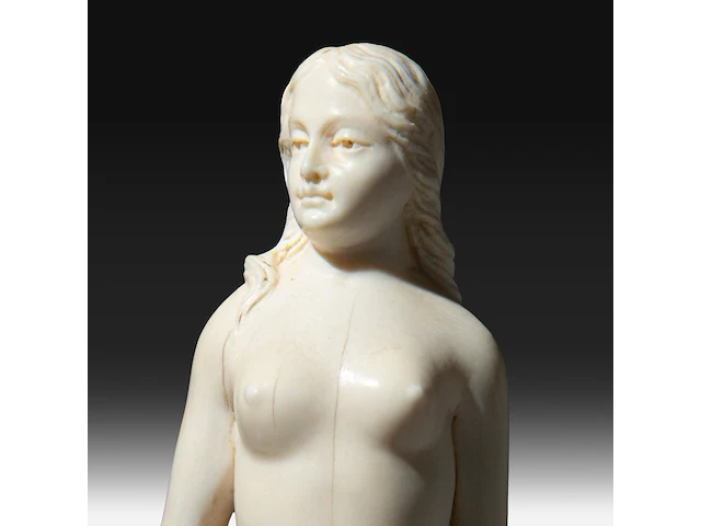 An ivory sculpture of venus carrying a jug, accompanied by cupid, french, 19thc, h 22 cm (+) - afbeelding 10 van  10