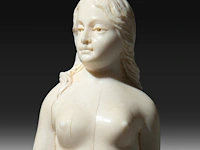 An ivory sculpture of venus carrying a jug, accompanied by cupid, french, 19thc, h 22 cm (+) - afbeelding 10 van  10
