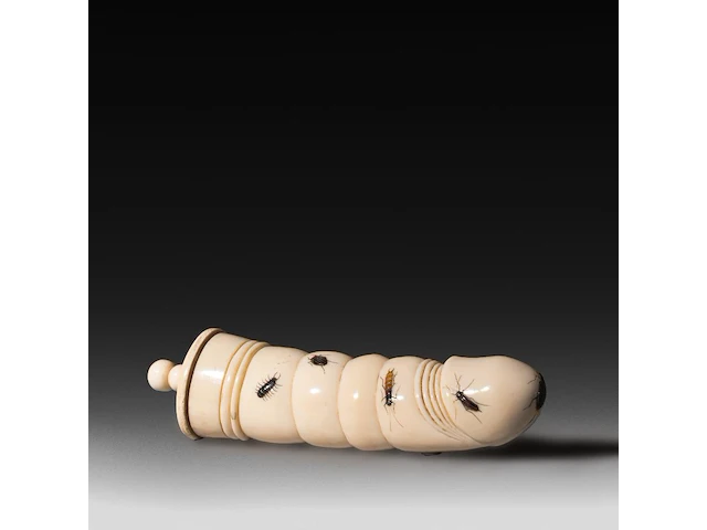 An ivory shibayama inlaid phallic snuffbox, signed with faux japanese characters, 19thc, h 16 cm - w 4,5 cm - d 3 cm - 118g (+) - afbeelding 1 van  5