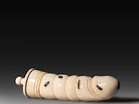An ivory shibayama inlaid phallic snuffbox, signed with faux japanese characters, 19thc, h 16 cm - w 4,5 cm - d 3 cm - 118g (+)