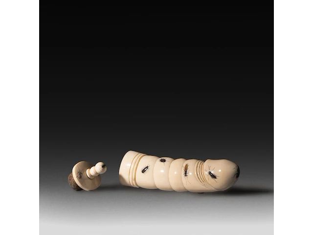 An ivory shibayama inlaid phallic snuffbox, signed with faux japanese characters, 19thc, h 16 cm - w 4,5 cm - d 3 cm - 118g (+) - afbeelding 2 van  5