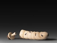 An ivory shibayama inlaid phallic snuffbox, signed with faux japanese characters, 19thc, h 16 cm - w 4,5 cm - d 3 cm - 118g (+) - afbeelding 2 van  5