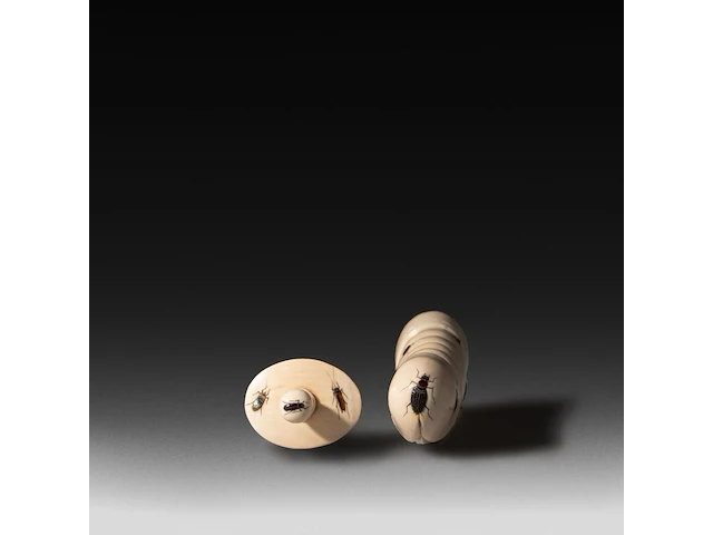 An ivory shibayama inlaid phallic snuffbox, signed with faux japanese characters, 19thc, h 16 cm - w 4,5 cm - d 3 cm - 118g (+) - afbeelding 3 van  5
