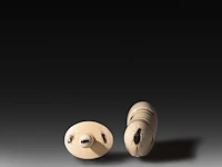 An ivory shibayama inlaid phallic snuffbox, signed with faux japanese characters, 19thc, h 16 cm - w 4,5 cm - d 3 cm - 118g (+) - afbeelding 3 van  5