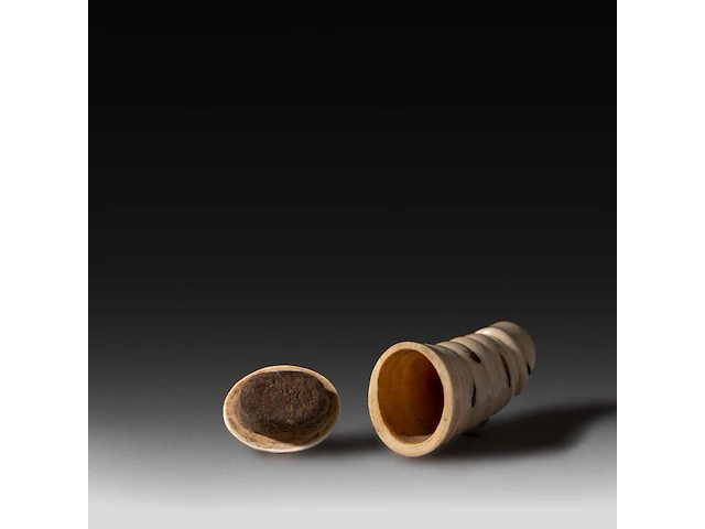 An ivory shibayama inlaid phallic snuffbox, signed with faux japanese characters, 19thc, h 16 cm - w 4,5 cm - d 3 cm - 118g (+) - afbeelding 4 van  5