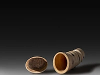 An ivory shibayama inlaid phallic snuffbox, signed with faux japanese characters, 19thc, h 16 cm - w 4,5 cm - d 3 cm - 118g (+) - afbeelding 4 van  5