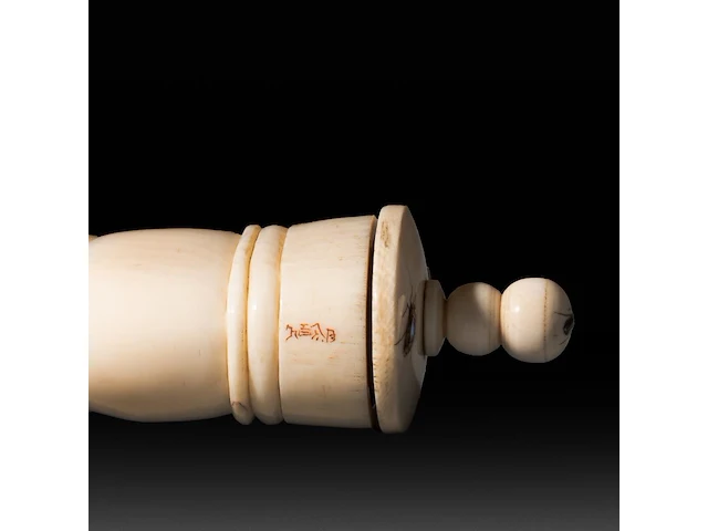 An ivory shibayama inlaid phallic snuffbox, signed with faux japanese characters, 19thc, h 16 cm - w 4,5 cm - d 3 cm - 118g (+) - afbeelding 5 van  5