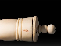 An ivory shibayama inlaid phallic snuffbox, signed with faux japanese characters, 19thc, h 16 cm - w 4,5 cm - d 3 cm - 118g (+) - afbeelding 5 van  5