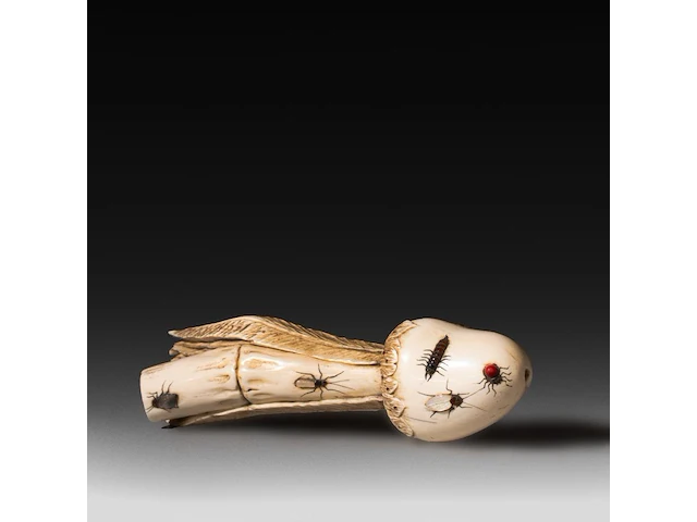 An ivory shibayama inlaid sculpture of a bamboo stalk in the shape of a phallus, signed with faux japanese characters, 19thc, h 11,5 cm - w 3,5 cm - d 3 cm - 86g (+) - afbeelding 1 van  5