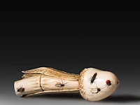 An ivory shibayama inlaid sculpture of a bamboo stalk in the shape of a phallus, signed with faux japanese characters, 19thc, h 11,5 cm - w 3,5 cm - d 3 cm - 86g (+)
