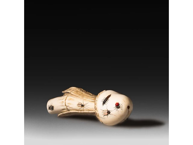 An ivory shibayama inlaid sculpture of a bamboo stalk in the shape of a phallus, signed with faux japanese characters, 19thc, h 11,5 cm - w 3,5 cm - d 3 cm - 86g (+) - afbeelding 2 van  5