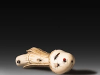 An ivory shibayama inlaid sculpture of a bamboo stalk in the shape of a phallus, signed with faux japanese characters, 19thc, h 11,5 cm - w 3,5 cm - d 3 cm - 86g (+) - afbeelding 2 van  5