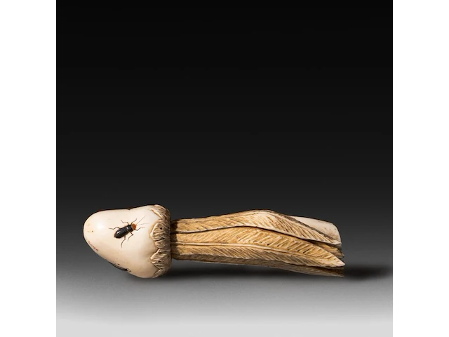 An ivory shibayama inlaid sculpture of a bamboo stalk in the shape of a phallus, signed with faux japanese characters, 19thc, h 11,5 cm - w 3,5 cm - d 3 cm - 86g (+) - afbeelding 3 van  5