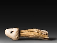 An ivory shibayama inlaid sculpture of a bamboo stalk in the shape of a phallus, signed with faux japanese characters, 19thc, h 11,5 cm - w 3,5 cm - d 3 cm - 86g (+) - afbeelding 3 van  5