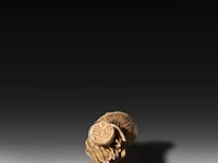 An ivory shibayama inlaid sculpture of a bamboo stalk in the shape of a phallus, signed with faux japanese characters, 19thc, h 11,5 cm - w 3,5 cm - d 3 cm - 86g (+) - afbeelding 4 van  5
