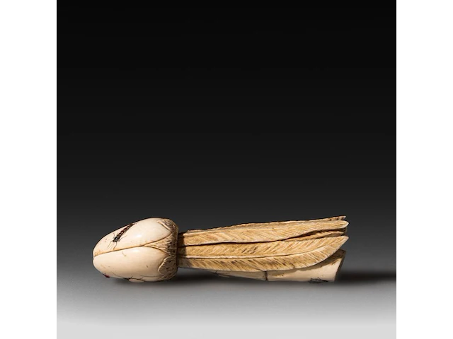 An ivory shibayama inlaid sculpture of a bamboo stalk in the shape of a phallus, signed with faux japanese characters, 19thc, h 11,5 cm - w 3,5 cm - d 3 cm - 86g (+) - afbeelding 5 van  5