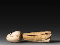 An ivory shibayama inlaid sculpture of a bamboo stalk in the shape of a phallus, signed with faux japanese characters, 19thc, h 11,5 cm - w 3,5 cm - d 3 cm - 86g (+) - afbeelding 5 van  5