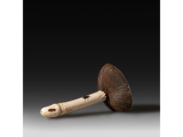 An ivory shibayama inlaid sculpture of a mushroom with a phallus as the stem, signed with faux japanese characters, 19thc, h 10 cm - w 6 cm - d 5,5 cm - 79g (+) - afbeelding 1 van  6