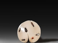 An ivory shibayama inlaid sculpture of a mushroom with a phallus as the stem, signed with faux japanese characters, 19thc, h 10 cm - w 6 cm - d 5,5 cm - 79g (+) - afbeelding 2 van  6