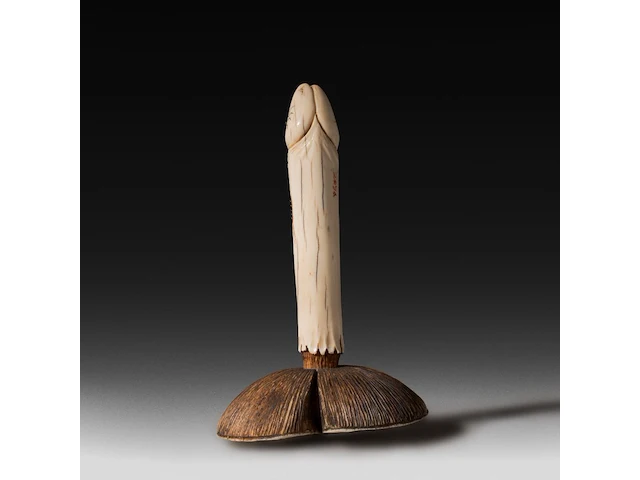 An ivory shibayama inlaid sculpture of a mushroom with a phallus as the stem, signed with faux japanese characters, 19thc, h 10 cm - w 6 cm - d 5,5 cm - 79g (+) - afbeelding 3 van  6