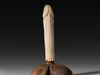 An ivory shibayama inlaid sculpture of a mushroom with a phallus as the stem, signed with faux japanese characters, 19thc, h 10 cm - w 6 cm - d 5,5 cm - 79g (+) - afbeelding 3 van  6