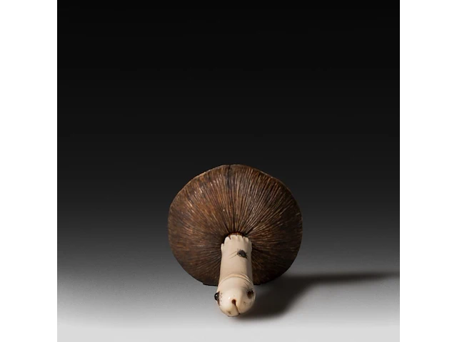 An ivory shibayama inlaid sculpture of a mushroom with a phallus as the stem, signed with faux japanese characters, 19thc, h 10 cm - w 6 cm - d 5,5 cm - 79g (+) - afbeelding 4 van  6