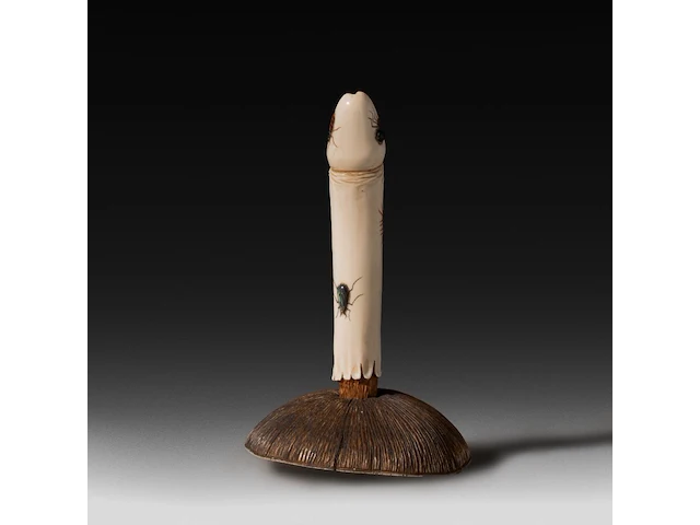 An ivory shibayama inlaid sculpture of a mushroom with a phallus as the stem, signed with faux japanese characters, 19thc, h 10 cm - w 6 cm - d 5,5 cm - 79g (+) - afbeelding 5 van  6