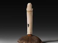 An ivory shibayama inlaid sculpture of a mushroom with a phallus as the stem, signed with faux japanese characters, 19thc, h 10 cm - w 6 cm - d 5,5 cm - 79g (+) - afbeelding 5 van  6