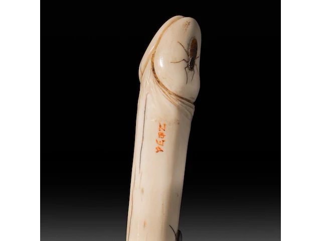 An ivory shibayama inlaid sculpture of a mushroom with a phallus as the stem, signed with faux japanese characters, 19thc, h 10 cm - w 6 cm - d 5,5 cm - 79g (+) - afbeelding 6 van  6