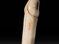 An ivory shibayama inlaid sculpture of a mushroom with a phallus as the stem, signed with faux japanese characters, 19thc, h 10 cm - w 6 cm - d 5,5 cm - 79g (+) - afbeelding 6 van  6