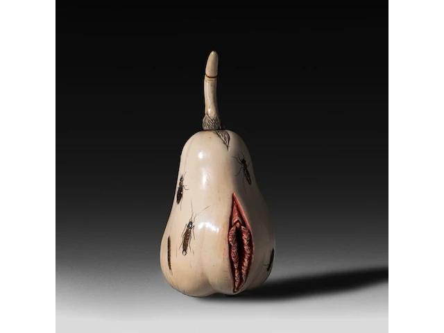 An ivory shibayama inlaid sculpture of female genitalia represented as a pear, the stem in the shape of a phallus, 19thc, h 11,5 cm - w 6,5 cm - d 5,5 cm - 223g (+) - afbeelding 1 van  5