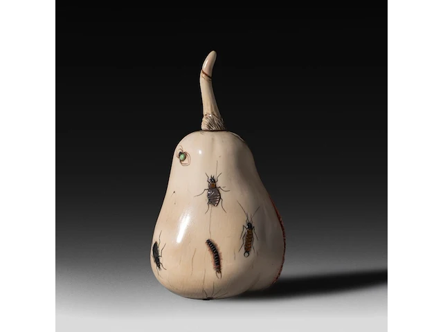 An ivory shibayama inlaid sculpture of female genitalia represented as a pear, the stem in the shape of a phallus, 19thc, h 11,5 cm - w 6,5 cm - d 5,5 cm - 223g (+) - afbeelding 2 van  5