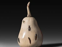 An ivory shibayama inlaid sculpture of female genitalia represented as a pear, the stem in the shape of a phallus, 19thc, h 11,5 cm - w 6,5 cm - d 5,5 cm - 223g (+) - afbeelding 2 van  5