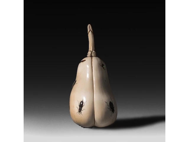 An ivory shibayama inlaid sculpture of female genitalia represented as a pear, the stem in the shape of a phallus, 19thc, h 11,5 cm - w 6,5 cm - d 5,5 cm - 223g (+) - afbeelding 3 van  5
