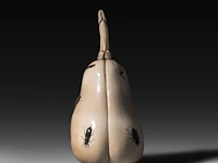 An ivory shibayama inlaid sculpture of female genitalia represented as a pear, the stem in the shape of a phallus, 19thc, h 11,5 cm - w 6,5 cm - d 5,5 cm - 223g (+) - afbeelding 3 van  5