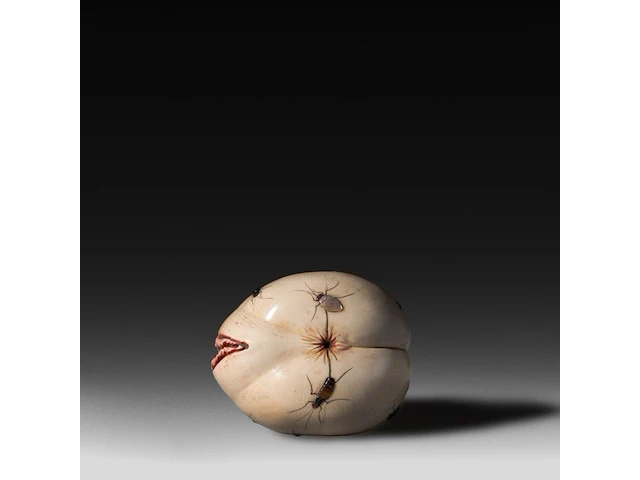 An ivory shibayama inlaid sculpture of female genitalia represented as a pear, the stem in the shape of a phallus, 19thc, h 11,5 cm - w 6,5 cm - d 5,5 cm - 223g (+) - afbeelding 4 van  5