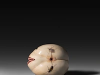 An ivory shibayama inlaid sculpture of female genitalia represented as a pear, the stem in the shape of a phallus, 19thc, h 11,5 cm - w 6,5 cm - d 5,5 cm - 223g (+) - afbeelding 4 van  5
