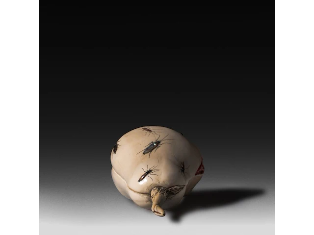 An ivory shibayama inlaid sculpture of female genitalia represented as a pear, the stem in the shape of a phallus, 19thc, h 11,5 cm - w 6,5 cm - d 5,5 cm - 223g (+) - afbeelding 5 van  5