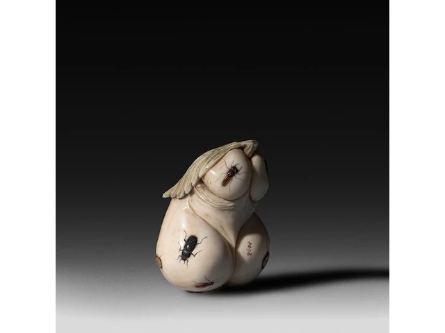 An ivory shibayama inlaid sculpture of male genitalia represented as a vegetable, signed with faux japanese characters, 19thc, h 4,5 cm - w 8 cm - d 5,7 cm - 171g (+) - afbeelding 1 van  6