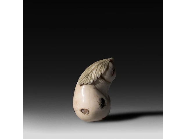 An ivory shibayama inlaid sculpture of male genitalia represented as a vegetable, signed with faux japanese characters, 19thc, h 4,5 cm - w 8 cm - d 5,7 cm - 171g (+) - afbeelding 2 van  6