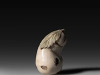 An ivory shibayama inlaid sculpture of male genitalia represented as a vegetable, signed with faux japanese characters, 19thc, h 4,5 cm - w 8 cm - d 5,7 cm - 171g (+) - afbeelding 2 van  6