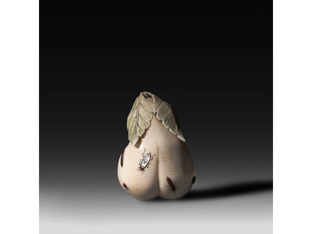 An ivory shibayama inlaid sculpture of male genitalia represented as a vegetable, signed with faux japanese characters, 19thc, h 4,5 cm - w 8 cm - d 5,7 cm - 171g (+) - afbeelding 3 van  6