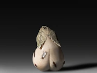 An ivory shibayama inlaid sculpture of male genitalia represented as a vegetable, signed with faux japanese characters, 19thc, h 4,5 cm - w 8 cm - d 5,7 cm - 171g (+) - afbeelding 3 van  6