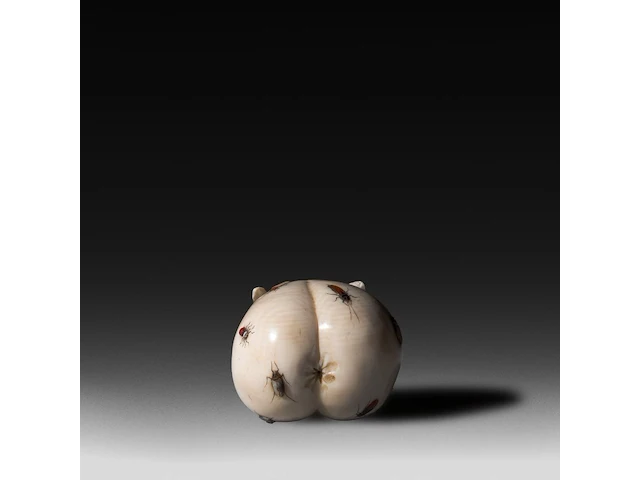 An ivory shibayama inlaid sculpture of male genitalia represented as a vegetable, signed with faux japanese characters, 19thc, h 4,5 cm - w 8 cm - d 5,7 cm - 171g (+) - afbeelding 4 van  6
