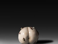 An ivory shibayama inlaid sculpture of male genitalia represented as a vegetable, signed with faux japanese characters, 19thc, h 4,5 cm - w 8 cm - d 5,7 cm - 171g (+) - afbeelding 4 van  6