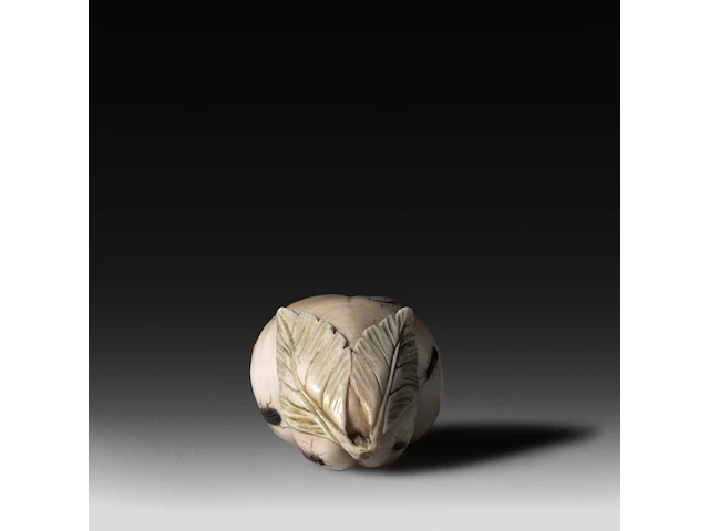 An ivory shibayama inlaid sculpture of male genitalia represented as a vegetable, signed with faux japanese characters, 19thc, h 4,5 cm - w 8 cm - d 5,7 cm - 171g (+) - afbeelding 5 van  6